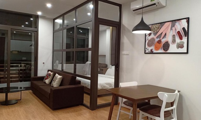 Dich Vong Hau Apartment | Luxury apartment with bathtub, balcony and washlet