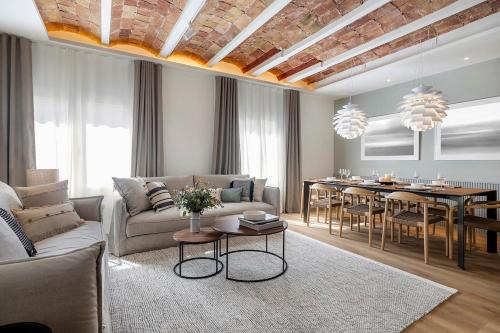 L'Antiga Esquerra de l'Eixample Apartment | Luxury Apt with King Beds & Central AC in Heart of BCN