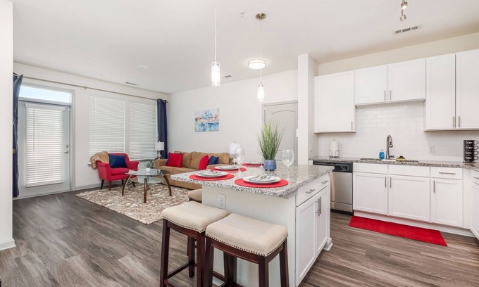 Dixie - Berryhill Apartment | Luxury Apt | Work from here | King Bed | Fast WiFi |6mi to CLT✈️