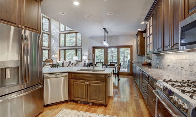 Edwards House | Luxury Arrowhead - Walk To Lifts! Private Entrance 4 Bedroom Home