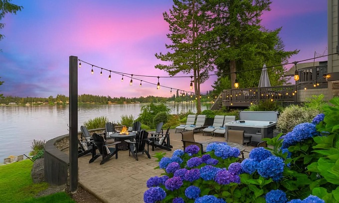 Erlands Point-Kitsap Lake House | Luxury Beach House & Apartment, Hot Tub, Kayaks, Fire Pits, Game Room