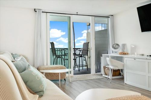 Punaluu House | Luxury Beachfront Condo