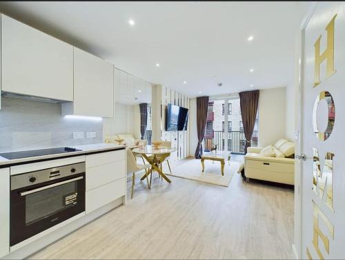 Marlborough Apartment | Luxury & Bright Apartment-Near Tube & Shops -Gym Access