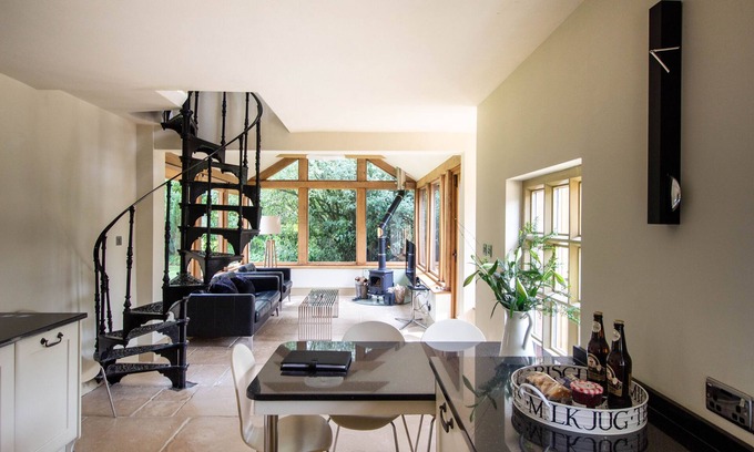 Moreton Cottage | Luxury Coach House in beautiful rural village, scenic walks & 3 miles to Ledbury