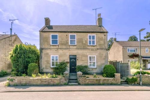 Winchcombe House | Luxury Cotswolds Cottage with Hot Tub
