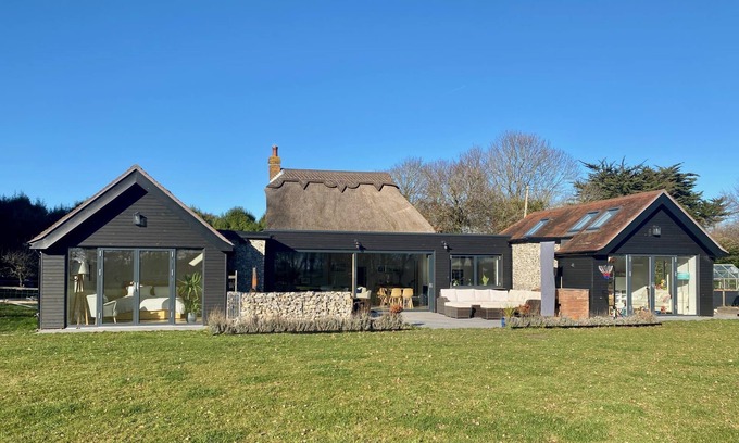 Chichester House | Luxury Cottage Conversion ~ Close to Beaches