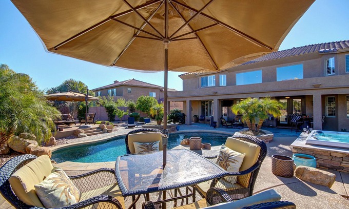 Pleasant Valley House | LUXURY DREAM HOME, 6 bdrm pool/hot tub, 8 flat tvs, fire pits, 5000 sq ft