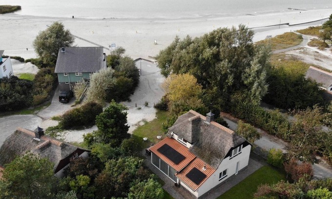 Makkum Cabin | Luxury Dune Villa Deluxe XL for 6 persons with a private sauna and whirlpool, situated at Beach Resort Makkum on the IJsselmeer.