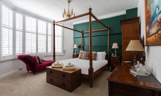 Heybridge Apartment | Luxury En-Suite - The Bright Suite