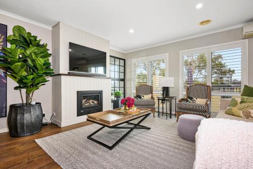 Sanctuary Lakes House | Luxury Golf Course Retreat with Scenic Views