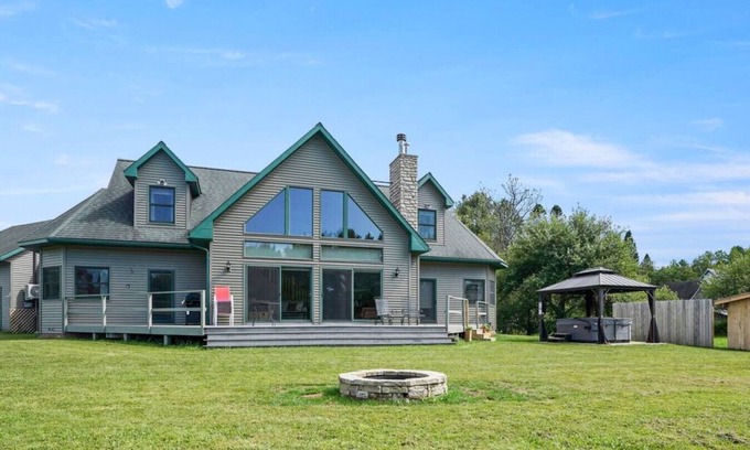Houghton House | Luxury Group Retreat – Sauna, Hot Tub, Games & Minutes from MTU