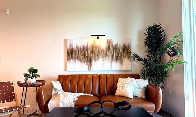 Santa Ana Apartment | Luxury Haven 10 Min From Disneyland With Pool & GYM