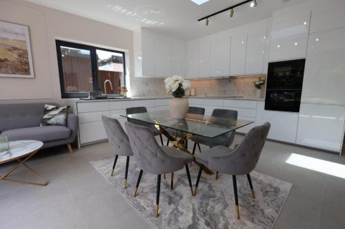 Rushmoor District Villa | Luxury House for Families and Contractors, NamisSuites Serviced Apartment - Farnborough