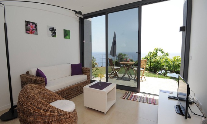 Arco da Calheta House | Luxury-House-Sea view-Ensuite with Shower-Casa Nenufar