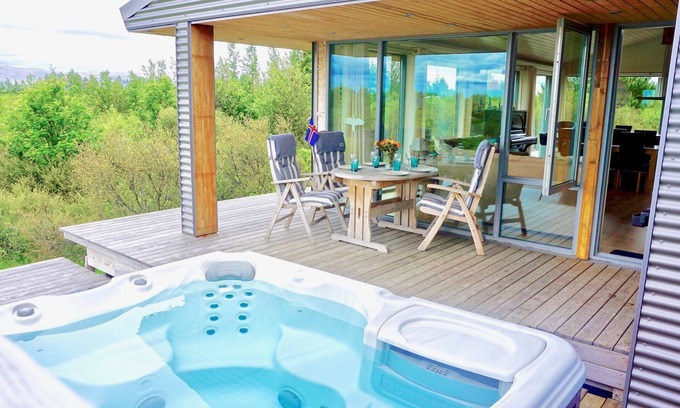 Borgarnes Cottage | Luxury House with a Cozy Guesthouse + Hot Tub close to Snæfellsnes National Park