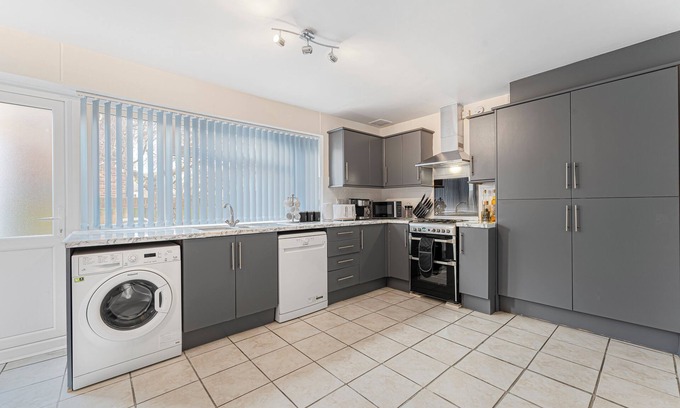 Yiewsley House | Luxury Hub a short ride from Heathrow