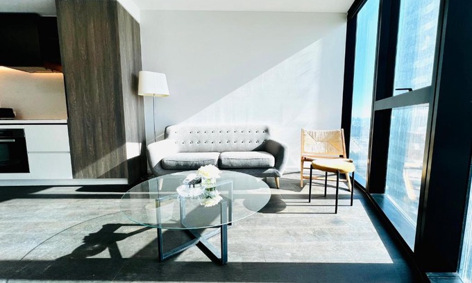 Melbourne Central Business District Apartment | Luxury Indoor Pool, Jacuzzi, Sauna and Steam