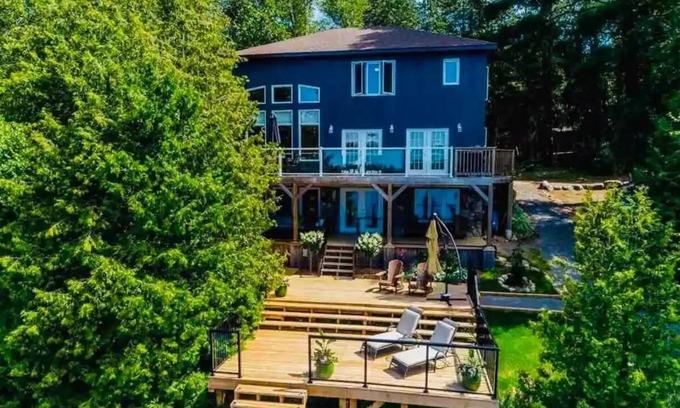 Faraday Cottage | Luxury Kawartha/Haliburton Cottage - 5 bdrms hot tub right on the lake sleeps 12