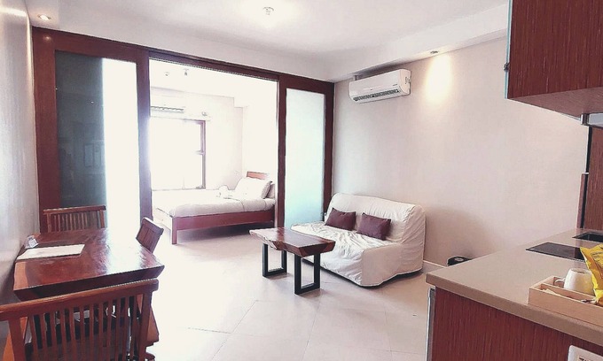 Ermita Night District Condo | Luxury King 1BR 1BA Condo w/Balcony, Bayview, Pool, Netflix