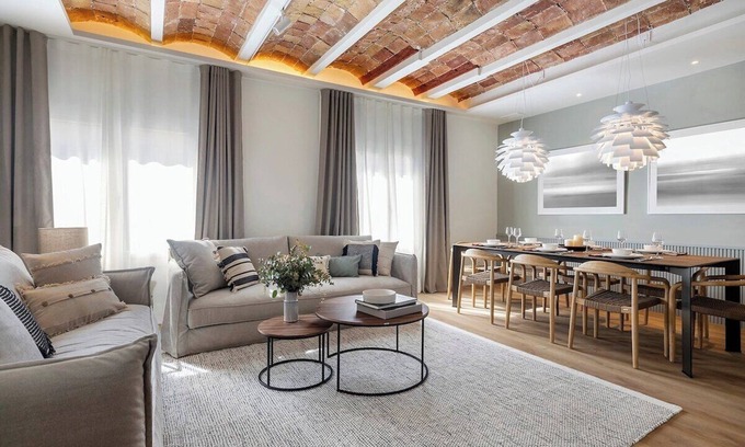 L'Antiga Esquerra de l'Eixample Apartment | Luxury | King Beds | Central AC | Heart of Barcelona