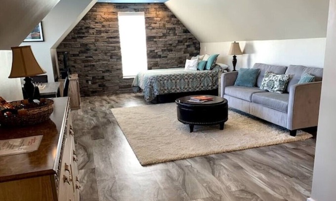 Batesville Apartment | Luxury King Guest Suite on Wine Trail Near Hiking!