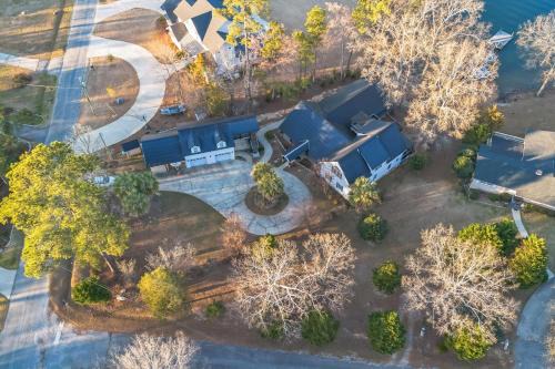 Gilbert House | Luxury Lake Retreat w Hot Tub Game Room for 12