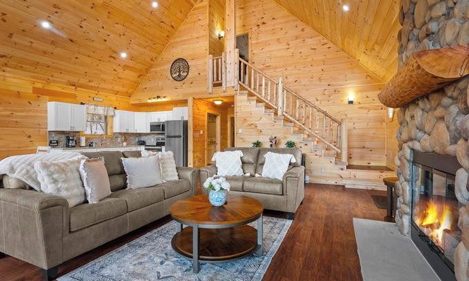 Schenevus Cabin | Luxury Log Cabin Lakefront, Game room & Fire Pit, Near all baseball camps