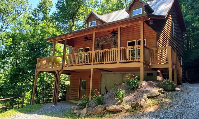 Sylva Cabin | LUXURY LOG CABIN - NEW HOT TUB, GAME ROOM, WIFI, FIRE PIT, VIEWS!