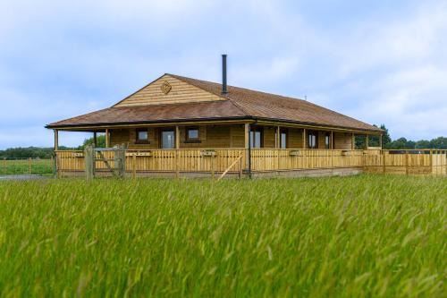 Stone in Oxney Apartment | Luxury Log Cabin with a Hot Tub