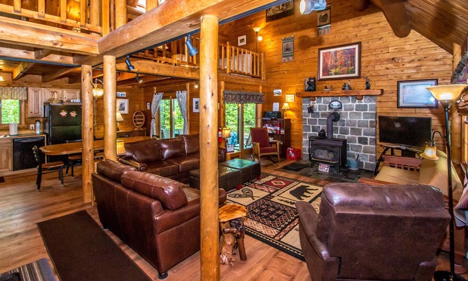 Bartlett House | Luxury Log Home, Near Story Land, Super Clean, Views, Pool In/Out & Fitness.