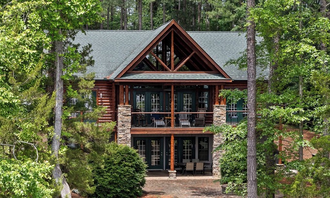 Henrico House | Luxury log home on main lake - pizza oven, fire pit, kayaks, SUP, pontoon