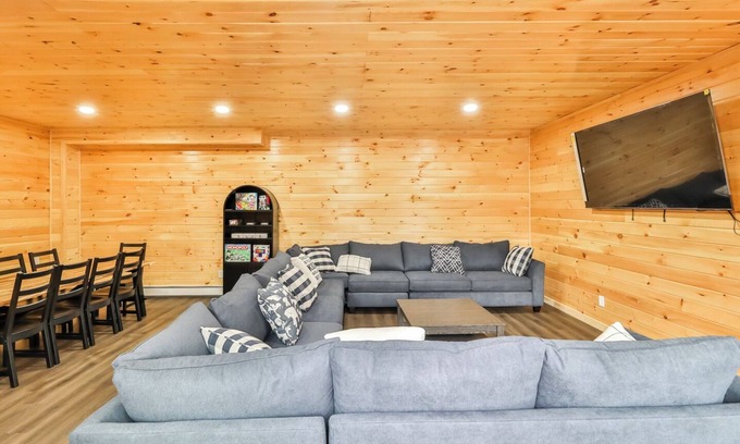 Hunter House | Luxury New Log home Pool Sauna Hot Tub Game Room