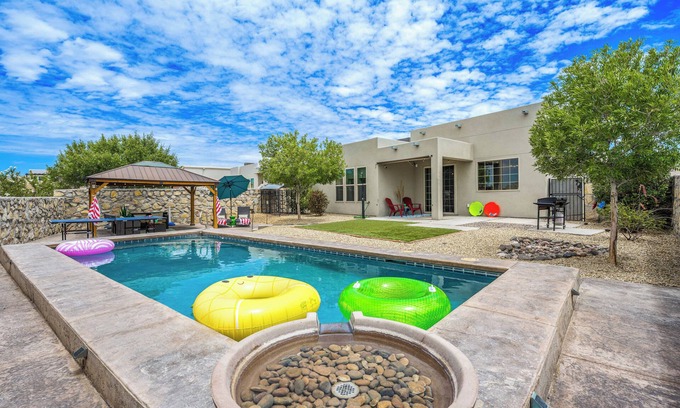 Las Cruces House | Luxury Oasis Best Location Pool Ping Pong CoffeeBar Fireplace Grill