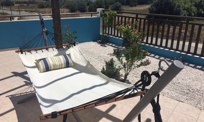 Tersefanou Apartment | Luxury oasis with garden near beach and airport