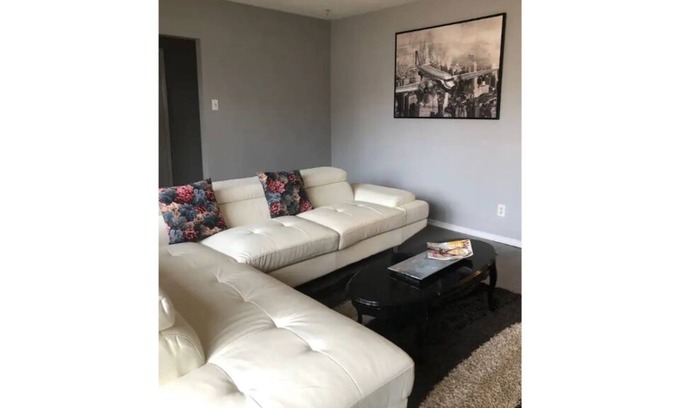 Whyte ave House | LUXURY Off Whyte 2 Bdrm Elegance & Convenience