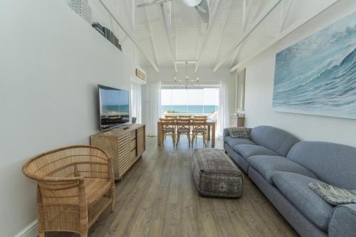 Pollok Beach Apartment | Luxury On The Beach