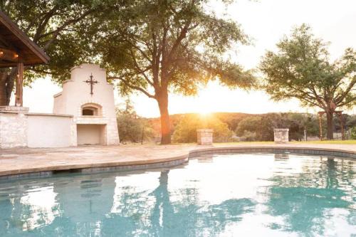 Dripping Springs Villa | Luxury Ranch Retreat Pickleball & Pool, Sleeps 18