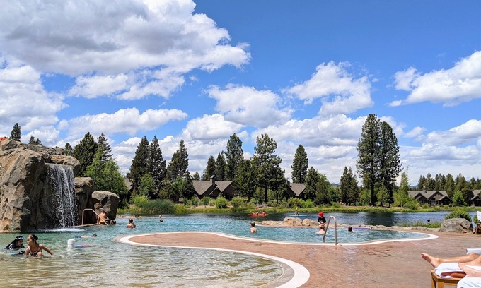 Sunriver House | Luxury Retreat, 12 Person Soaking Tub, 7 Fireplaces, Game Rm, Wet Bar