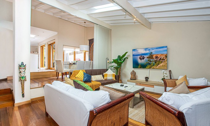 Camperdown House | Luxury Retreat Home - 4Bed House - Mins from CBD