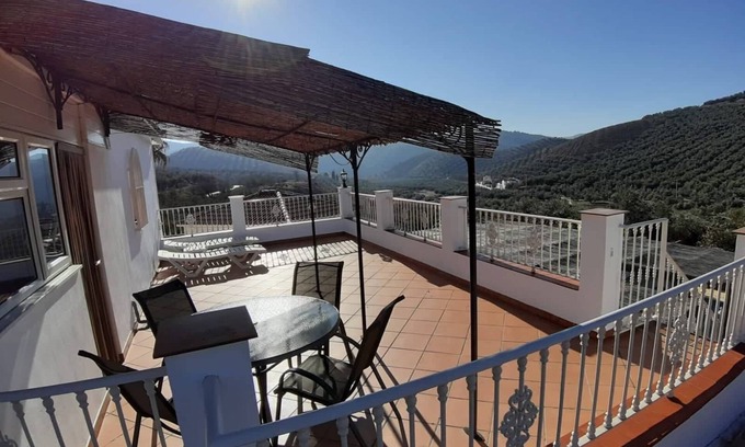 Iznajar Apartment | Luxury Roof Terrace Apartment With Amazing Views, a chlorine free Pool/hot tub