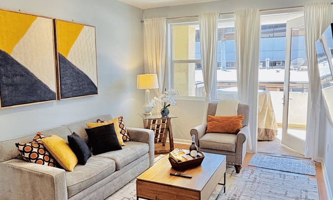 Hillcrest Condo | Luxury San Diego Condo - Balcony, Desk, Pool, Gym & EV Charger