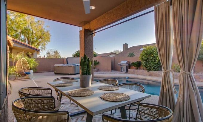 Paradise Park Vista Cottage | Luxury Scottsdale 5 Bdrm W/pool and Hot Tub!