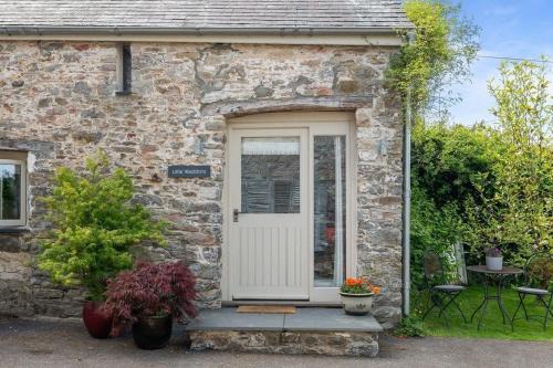 Totnes House | Luxury self-contained cottage for two with hot tub