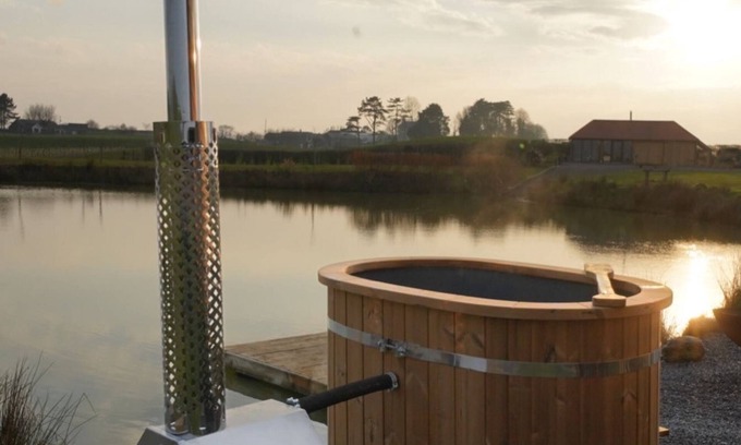 Donaghadee Cabin | Luxury Shepherds Hut w/Hot Tub - Lake views and private