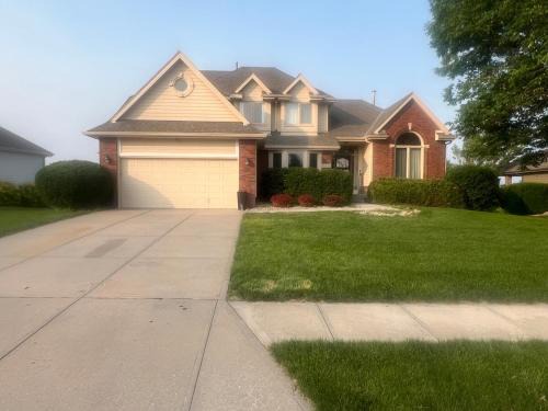 Omaha House | Luxury stay with 4 beds and 3 baths! Walk to golf!