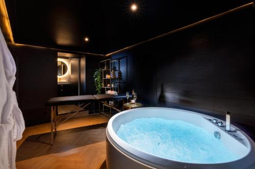Castres Apartment | Luxury Suite Romantic Getaway with Jacuzzi