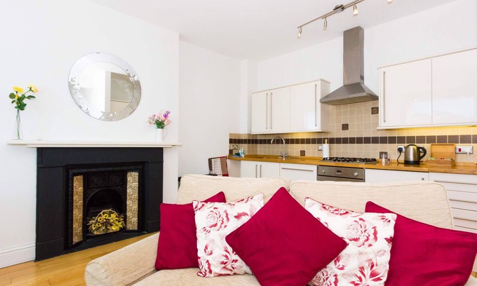 Ventnor Apartment | Luxury Three Bed Apartment with Balcony and Seaviews