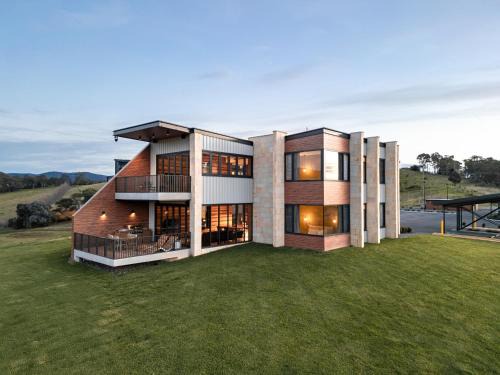 Mount View Apartment | Luxury Two Bedroom with Vineyard Views The Reserve Retreat U10