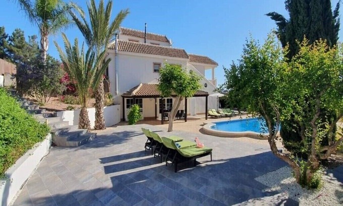 Los Valientes Villa | Luxury Villa 5 Stars With 6 Bedrooms, 4 Bathrooms and Private Pool