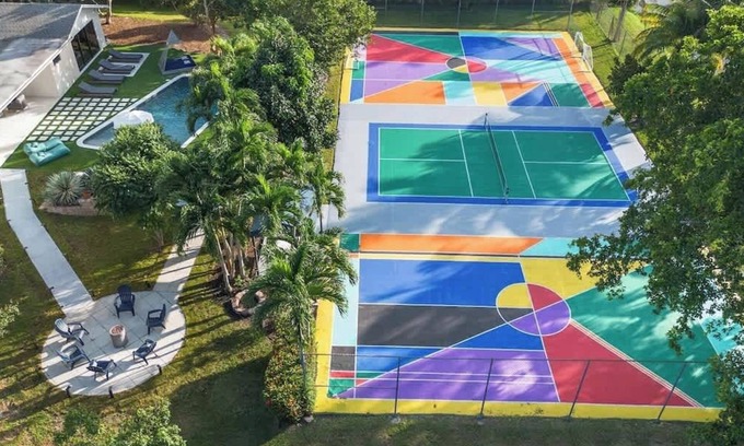 Davie House | Luxury Villa Heated Pool +Pickleball/BKB/Soccer CT